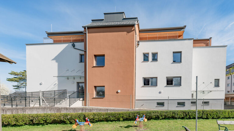 Mehrparteien-Wohnhaus mit Arztpraxis