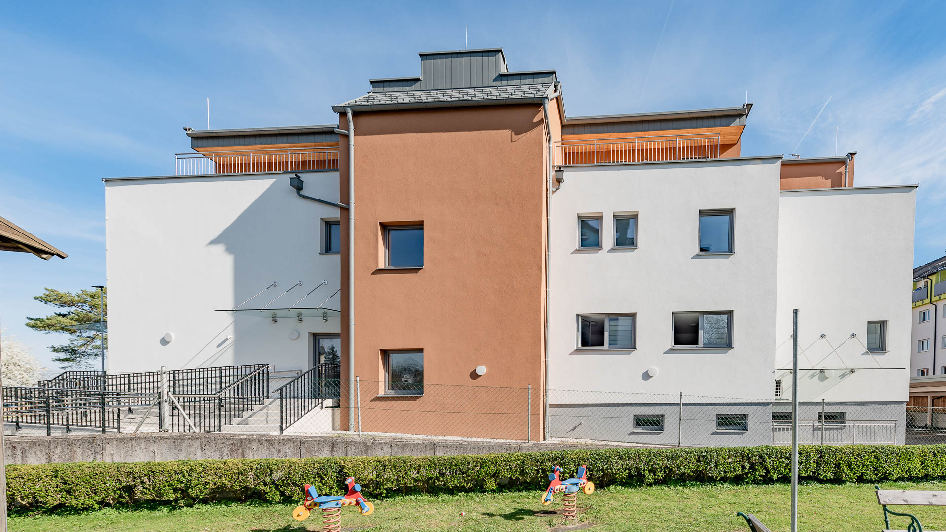 Mehrparteien-Wohnhaus mit Arztpraxis